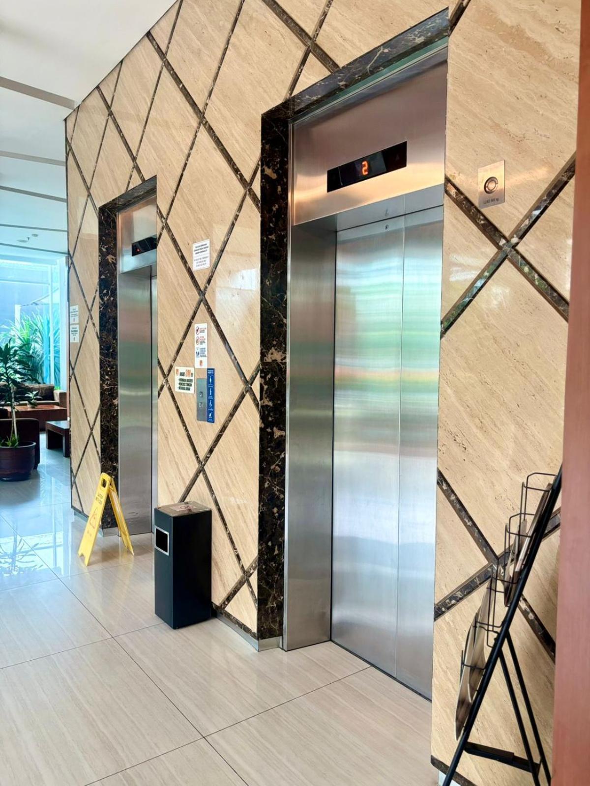 V Hotel Tebet Jakarta Exterior foto